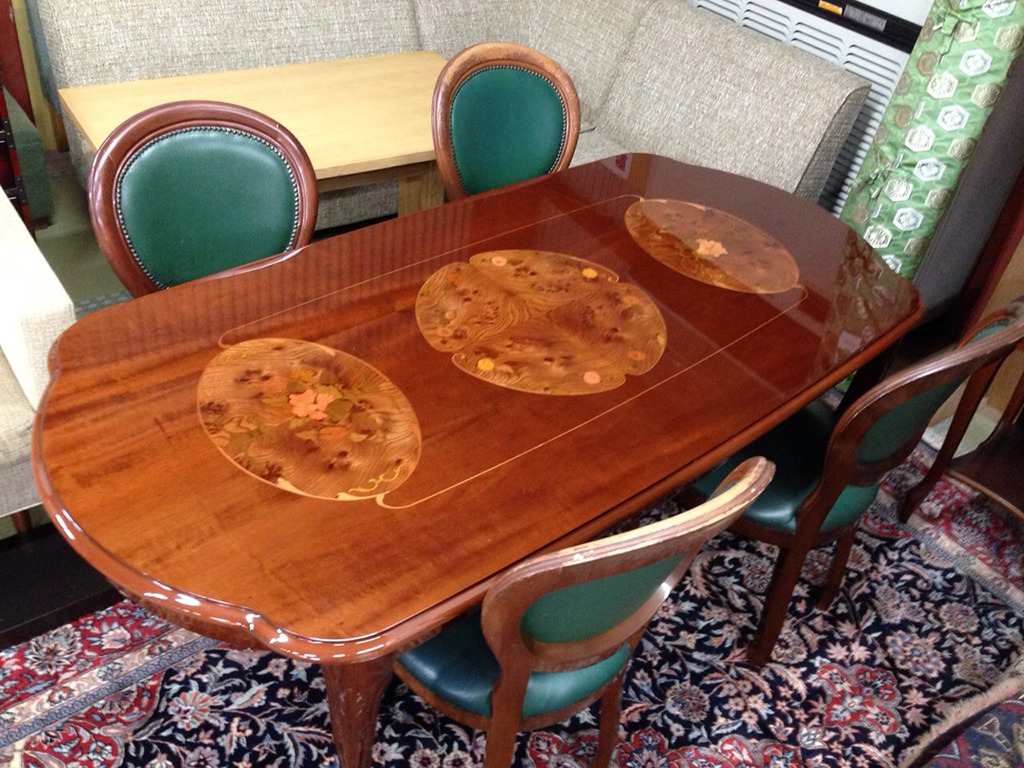 ダイニングテーブルなど家具をまとめて買取