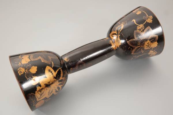 黒漆塗鉄線蒔絵の小鼓・段カンナ