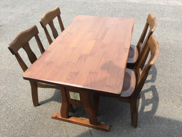 カリモクのダイニングテーブルなど家具をまとめて買取