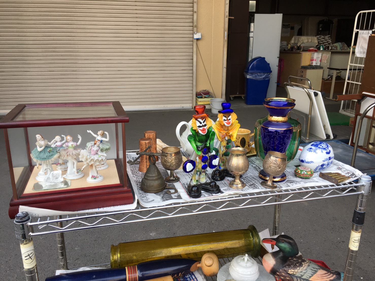 陶器の置物や銅製品