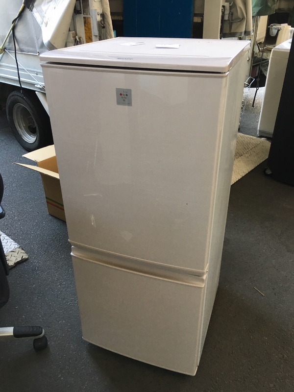 シャープ製の冷蔵庫（SJ-PD14A-C