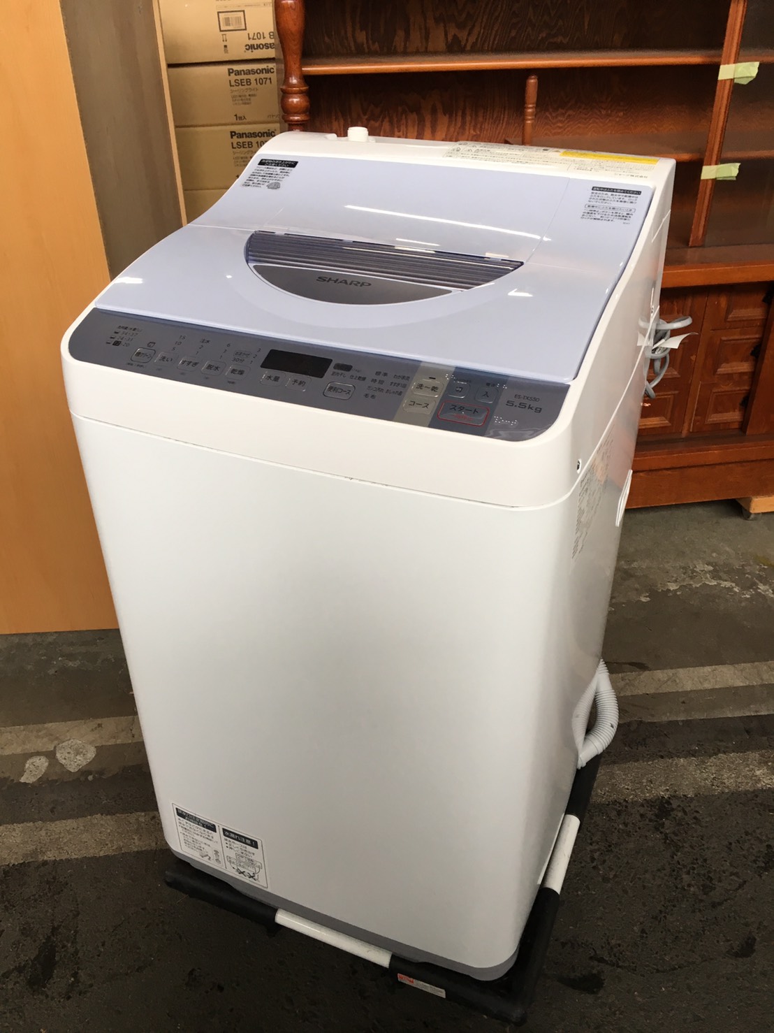 シャープ製の洗濯機（ES-TX550-A）