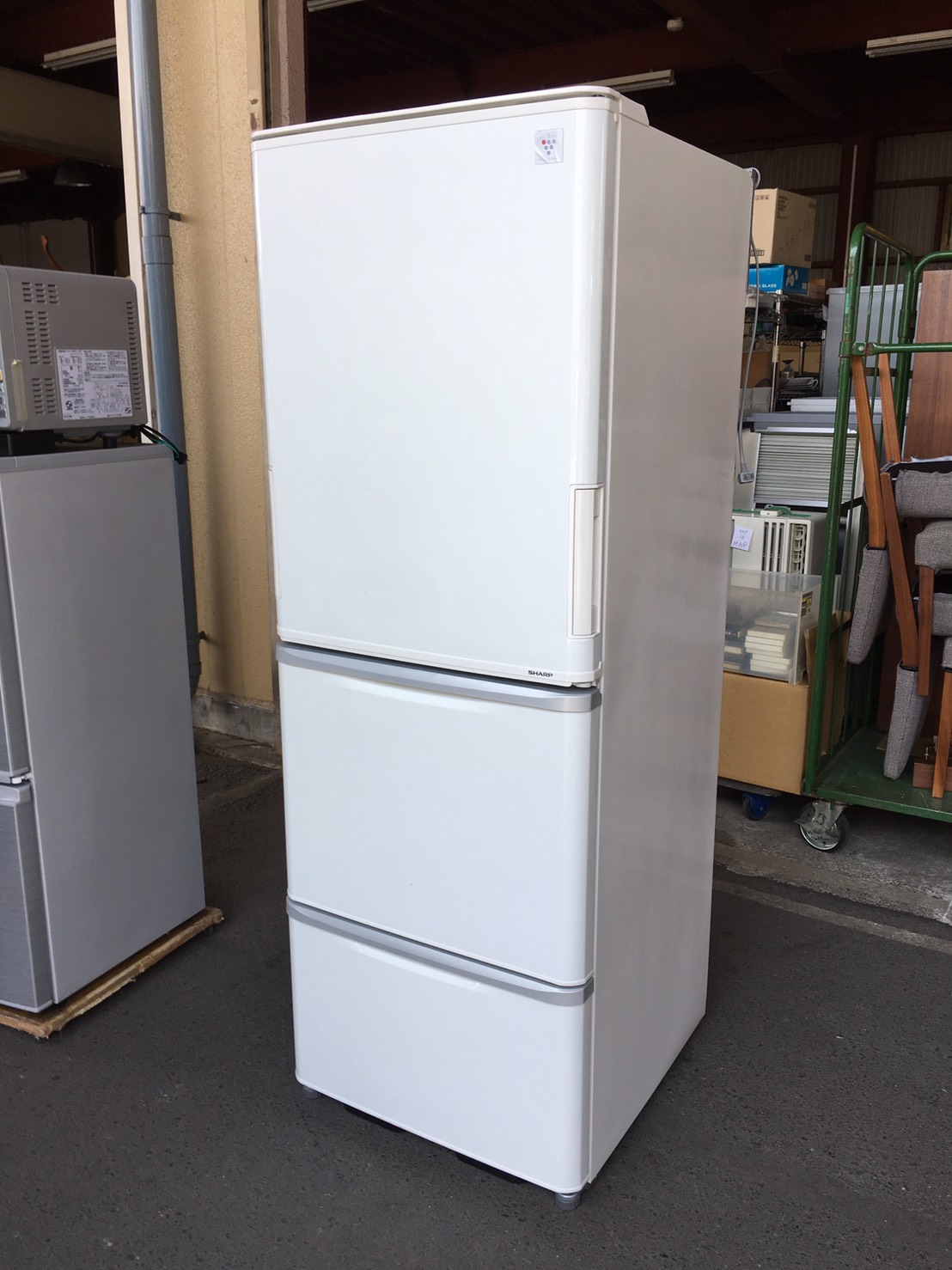 シャープ製冷蔵庫（SJ-PW35Y-W）