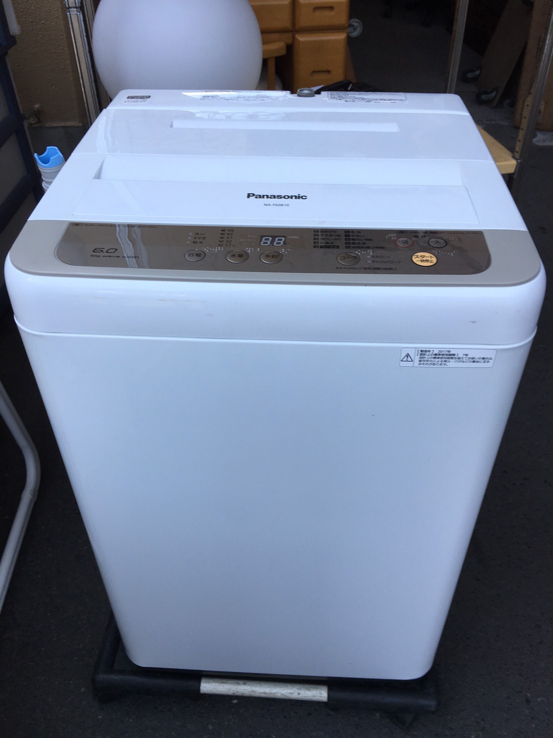 パナソニック製の洗濯機（NA-F60B10）