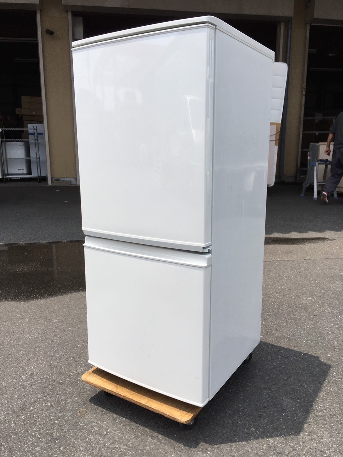 三菱製の冷蔵庫（MR-C34Z-W1）