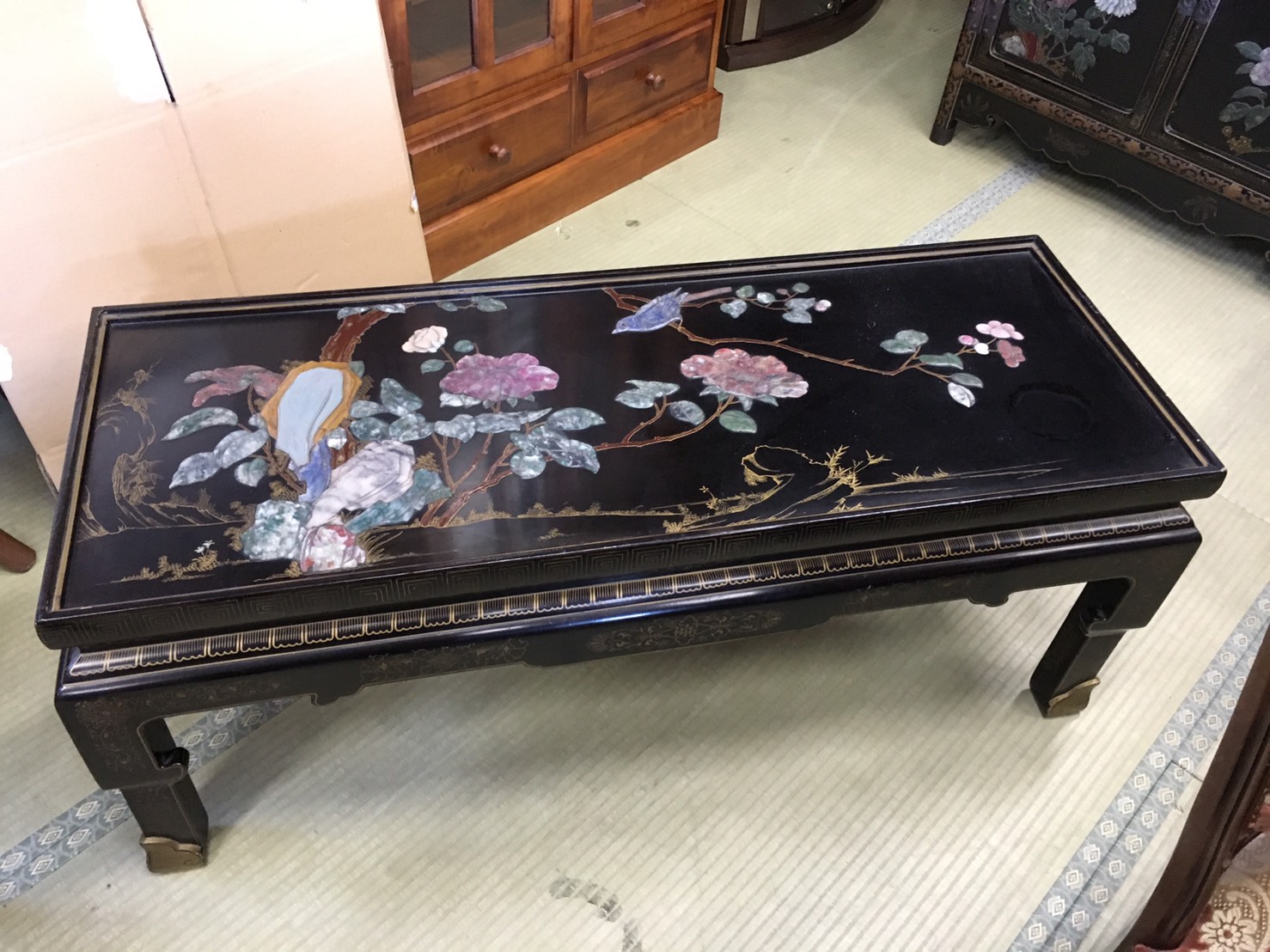 和製アンティーク調のテーブル