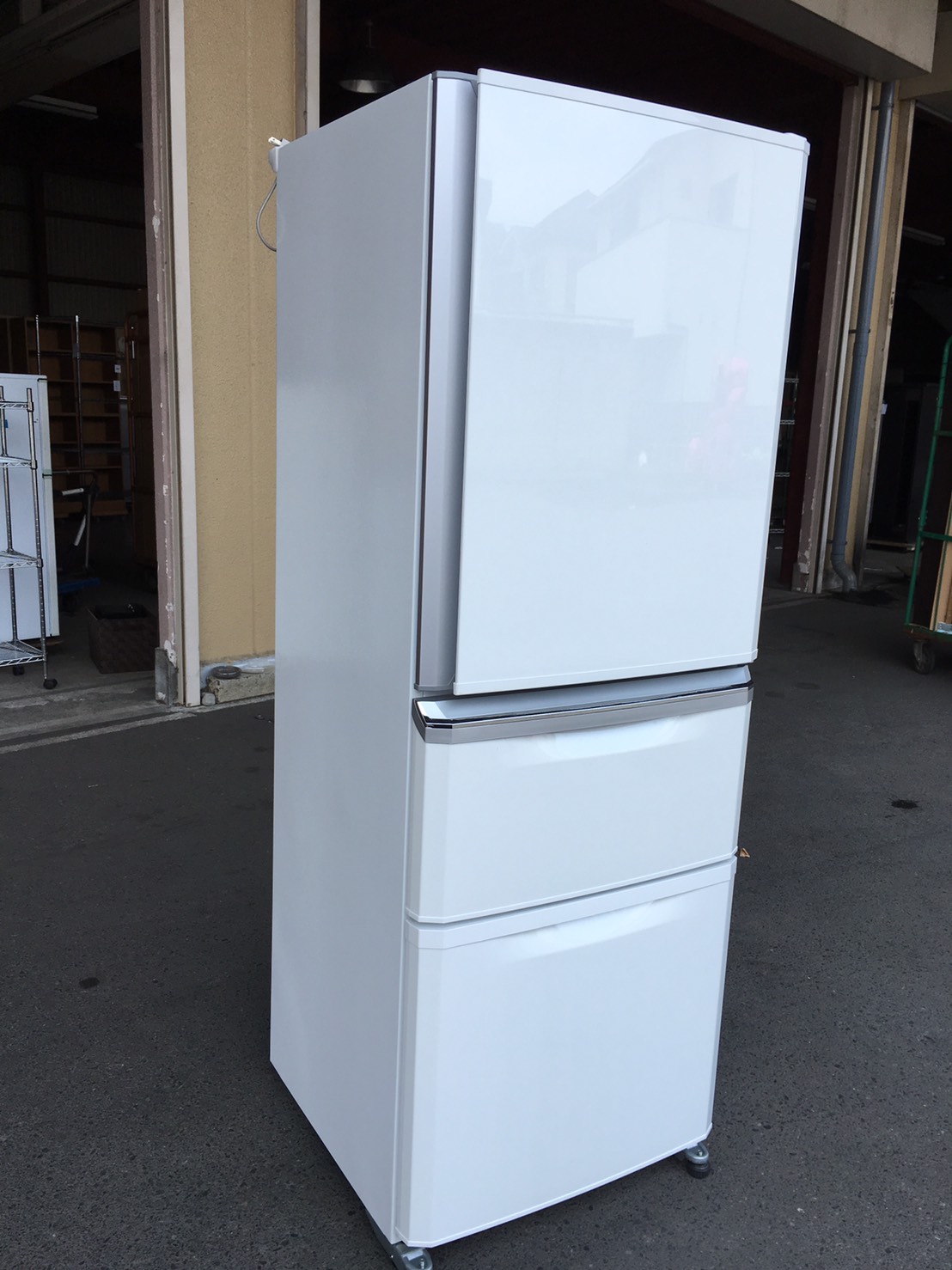 シャープ製の冷蔵庫（SJ-D14B-W）