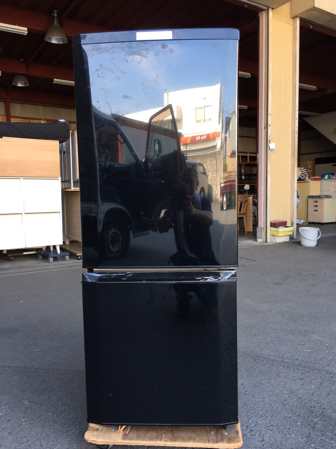 三菱製の冷蔵庫（MR-P15A-B）の正面