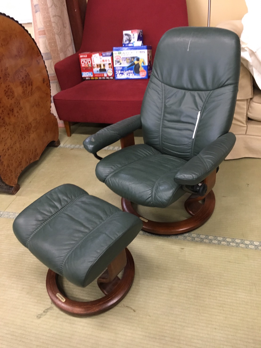 エコーネスのオットマン付きリクライニングチェア