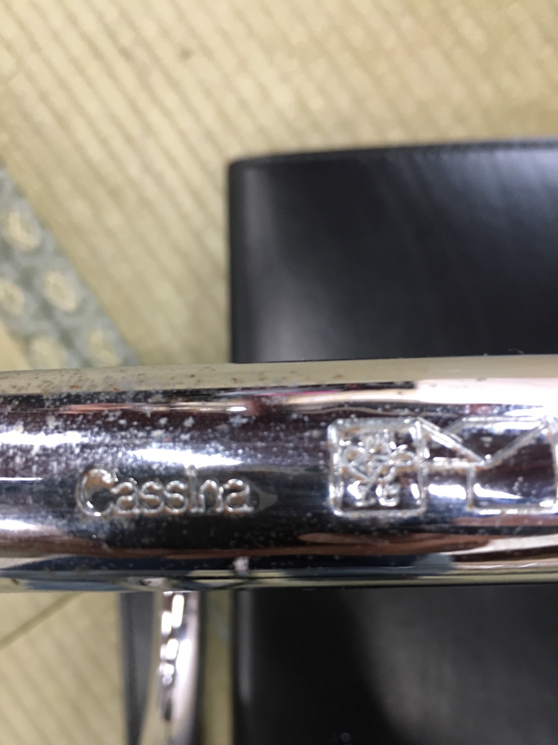 カッシーナの刻印されたロゴ