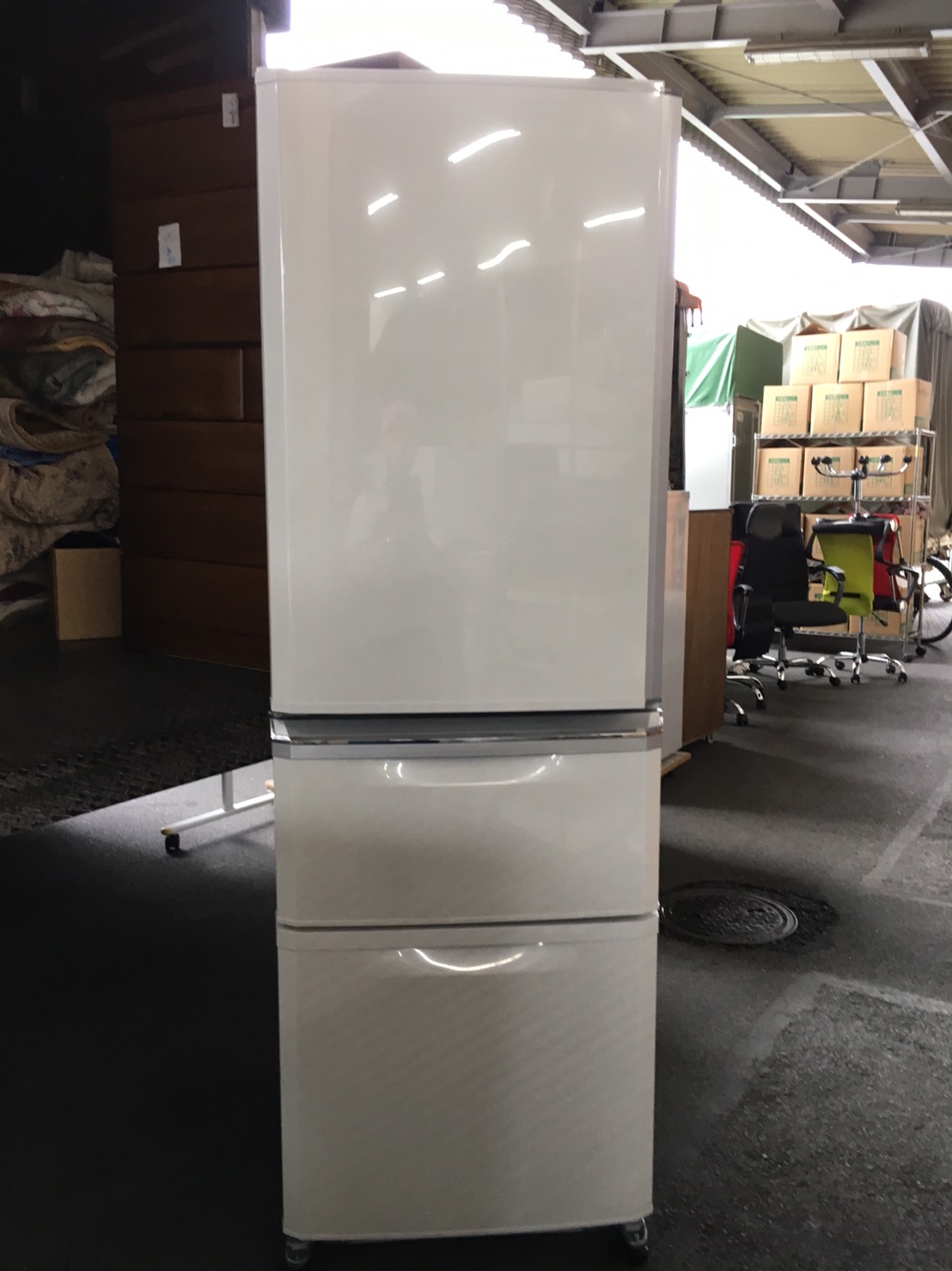 三菱製の冷蔵庫（MR-C37-W1）