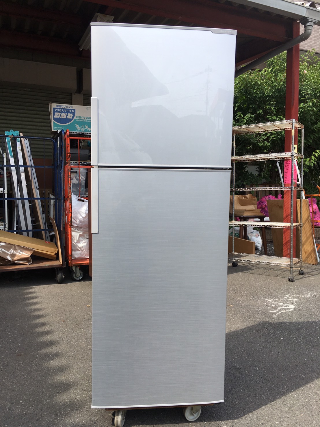 シャープ製の冷蔵庫（SJ-D23B-S）