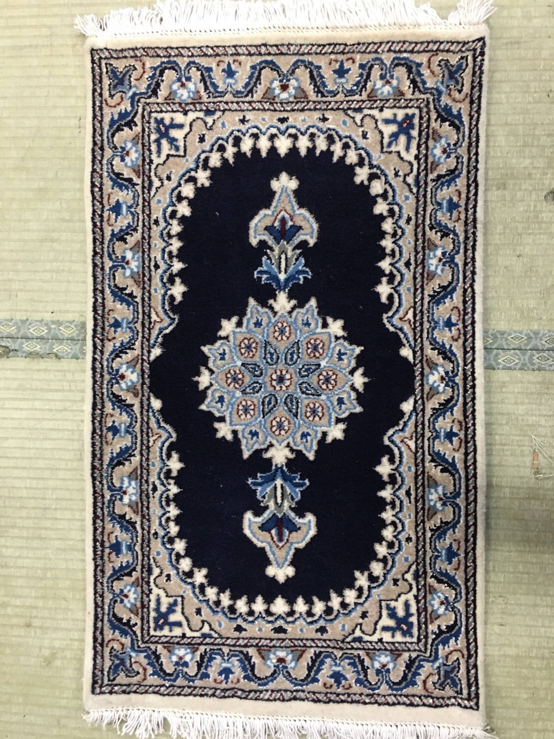 ウール素材のペルシャ絨毯