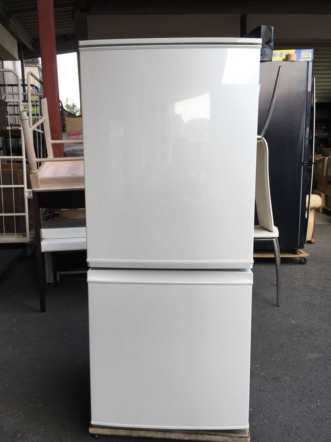 シャープ製の冷蔵庫（SJ-D14B-W）