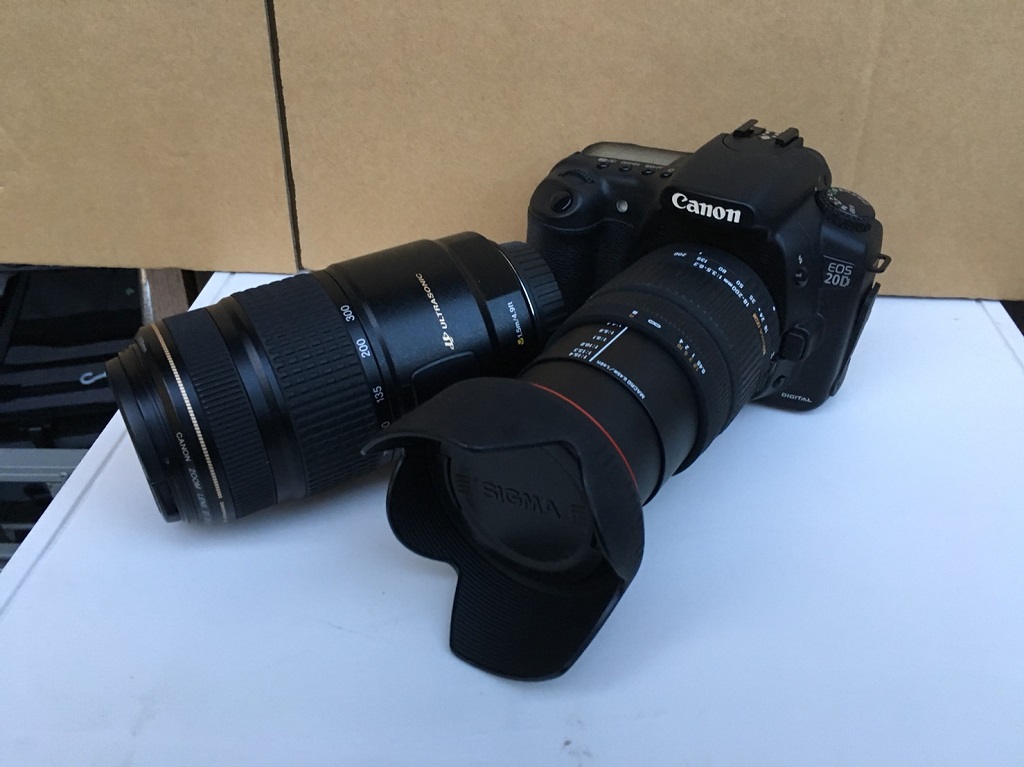 キャノンの一眼レフカメラ（EOS 20D）