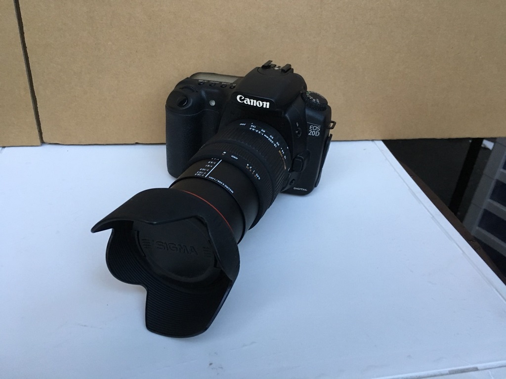 キャノンの一眼レフカメラ（EOS 20D）