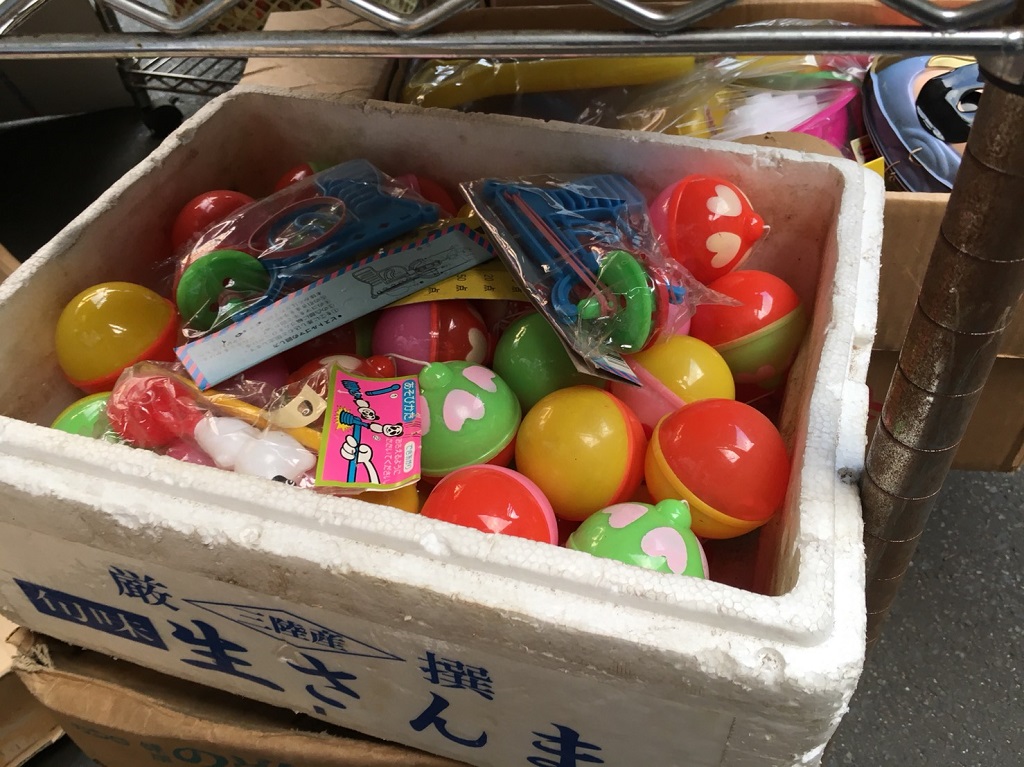 古い玩具（プラスチックのボールなど）