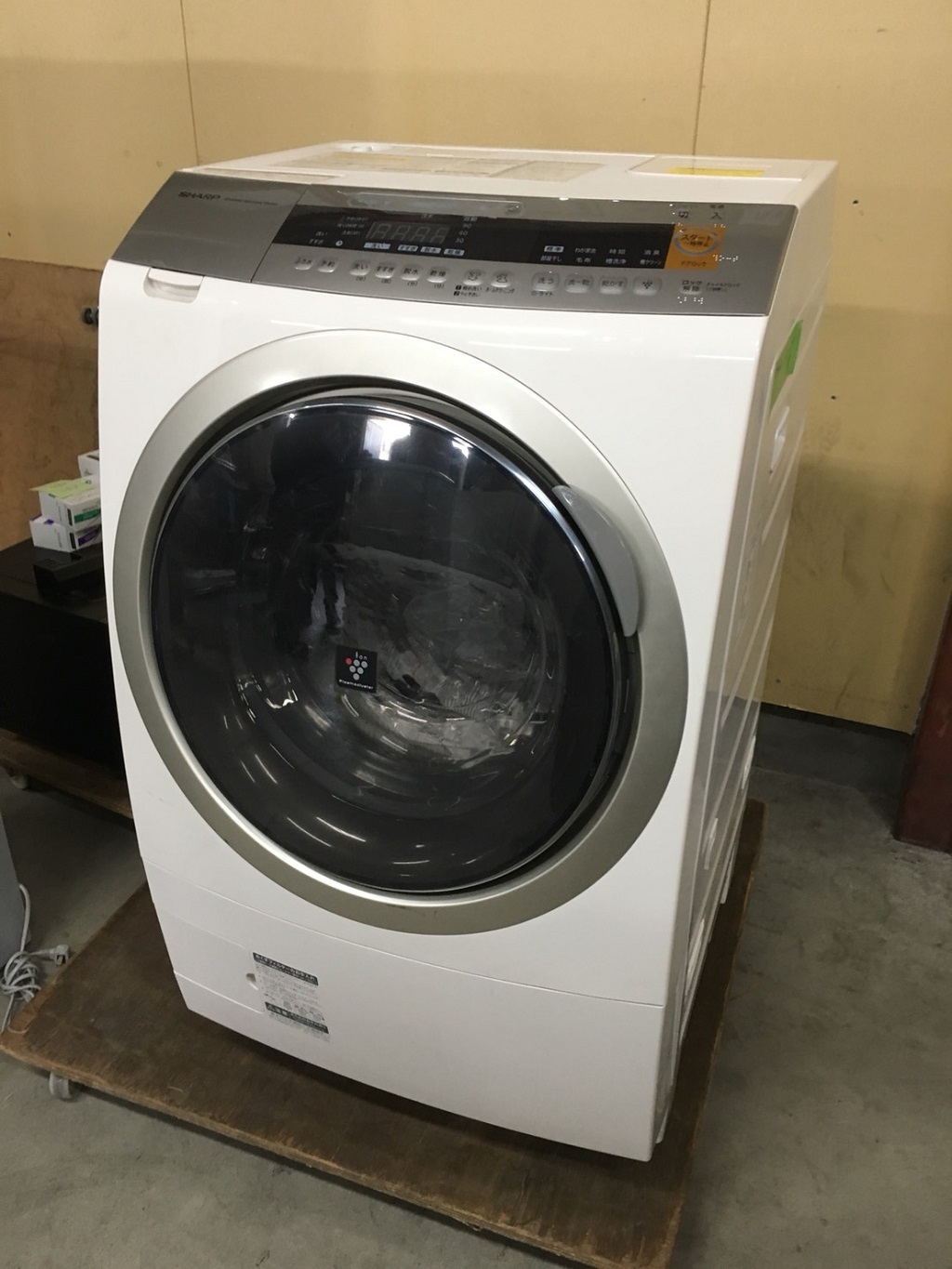 シャープ製のドラム式洗濯乾燥機（ES-2P1-NL）