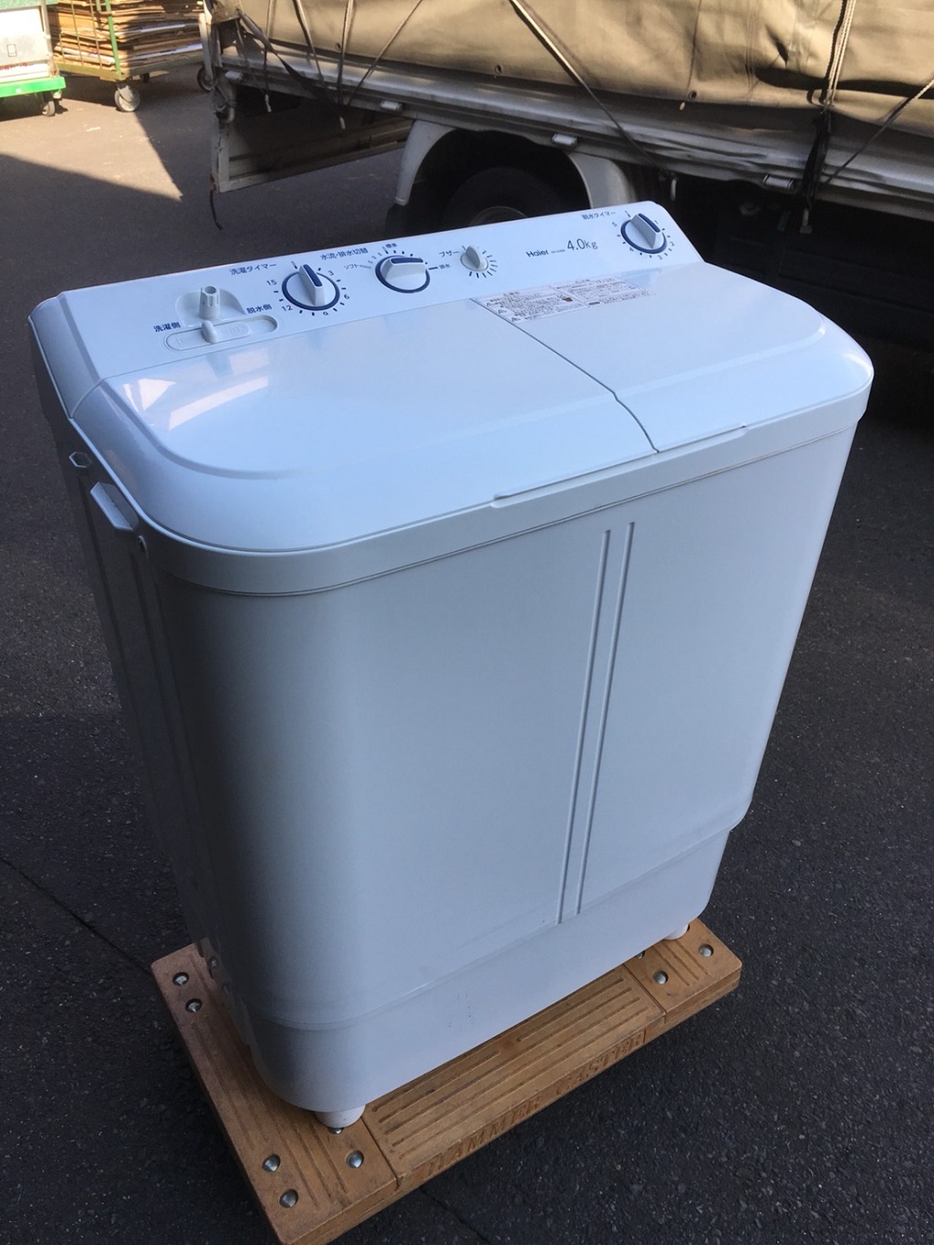 ハイアール製の二層式洗濯機（JW-W40E）