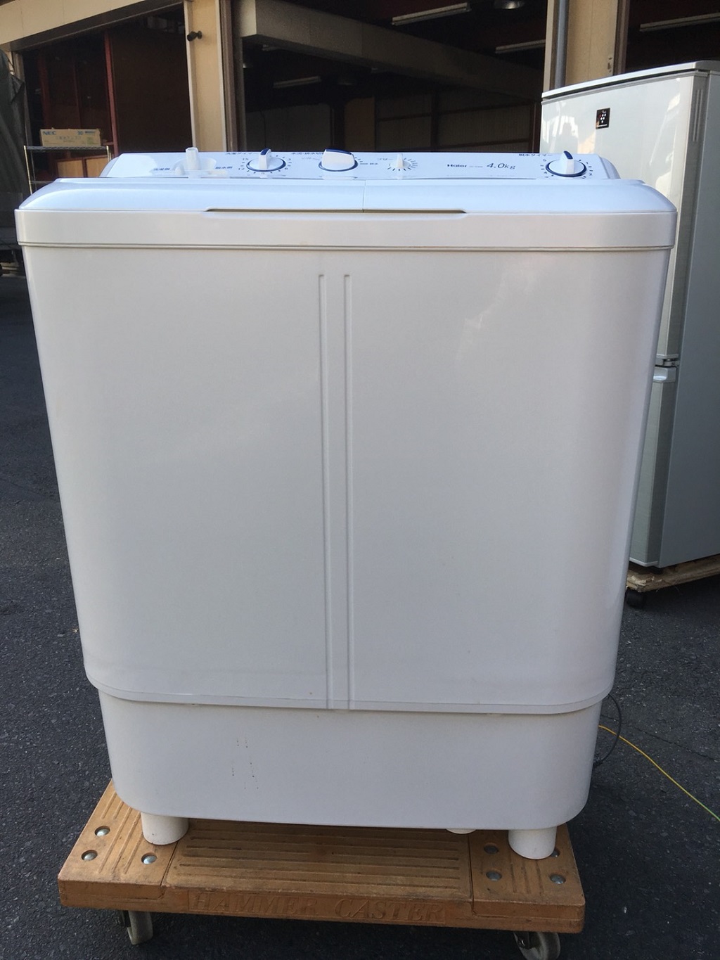 ハイアール製の二層式洗濯機(JW-W40E)