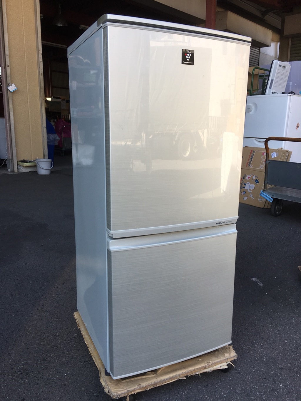 たシャープ製の冷蔵庫（SJ-PO14X）
