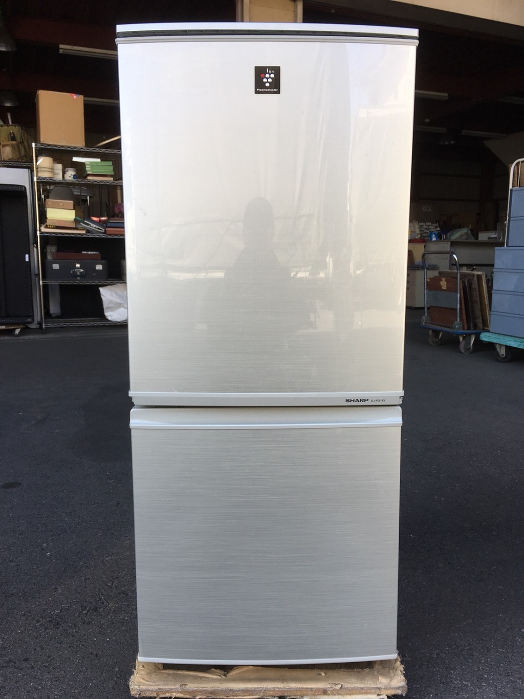 たシャープ製の冷蔵庫（SJ-PO14X）