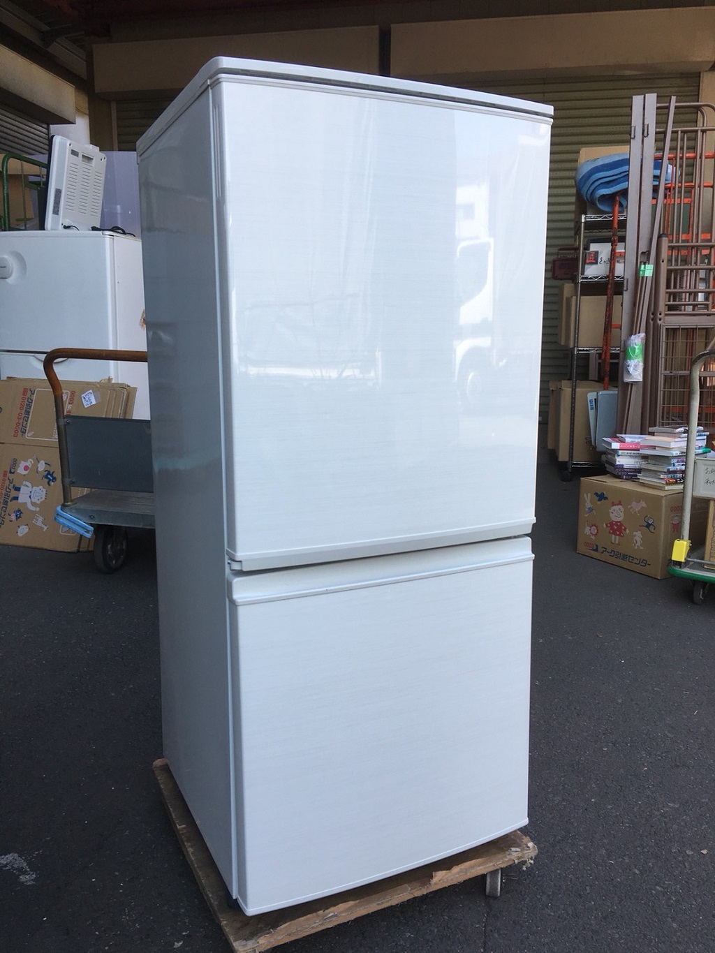 シャープ製の冷蔵庫（SJ-D14C-W）