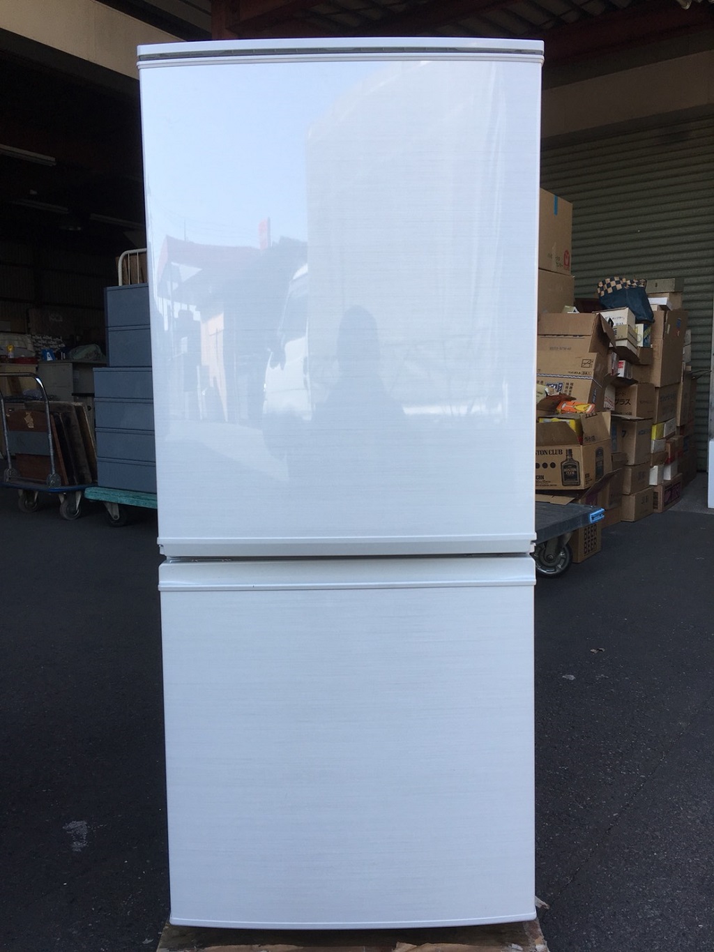 シャープ製の冷蔵庫（SJ-D14C-W）