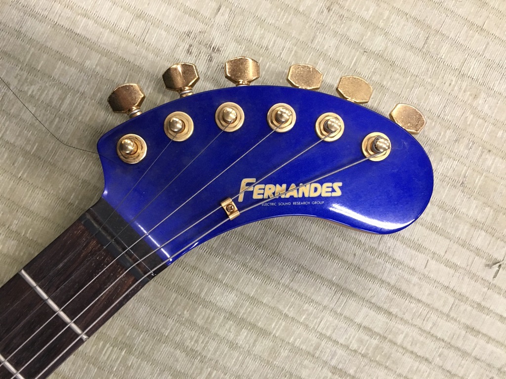 フェルナンデスのエレキギター（ブルー）