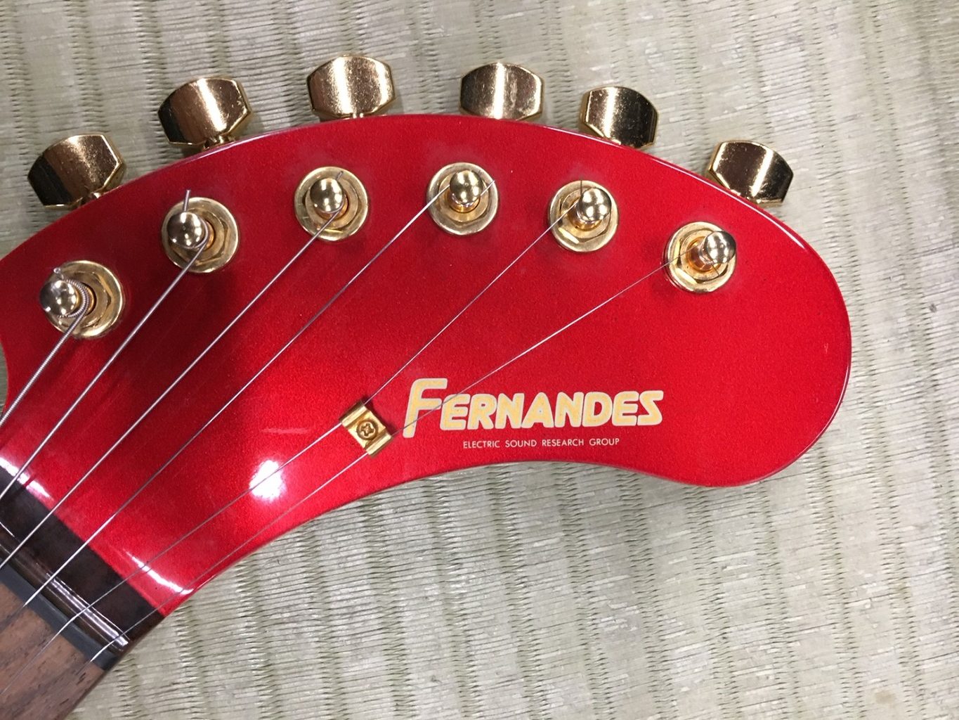 フェルナンデスのエレキギター（レッド）
