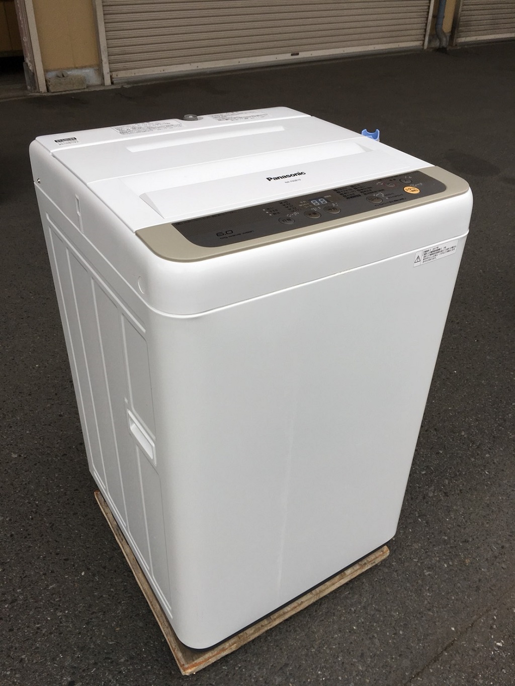 パナソニック製の全自動洗濯機（NA-F60PB11-T）