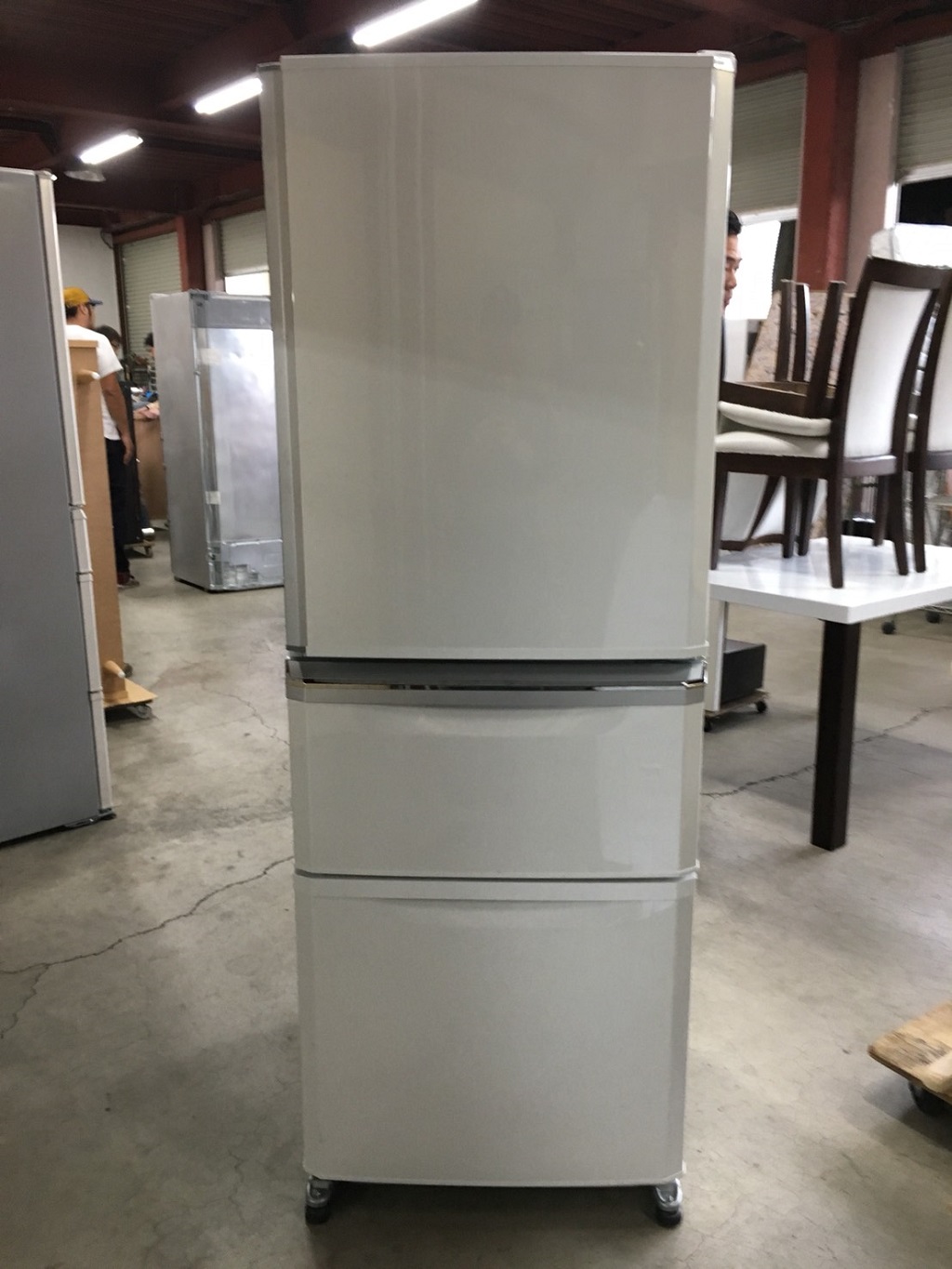 三菱製のノンフロン冷凍・冷蔵庫(MR-C34C-W)の正面