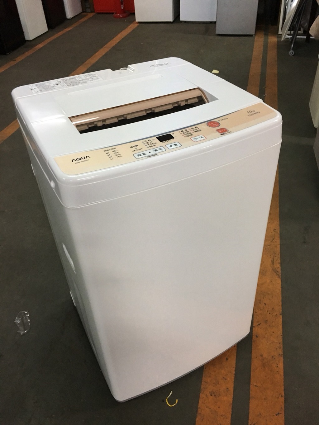 アクア製の全自動洗濯機（AQW-S60F）