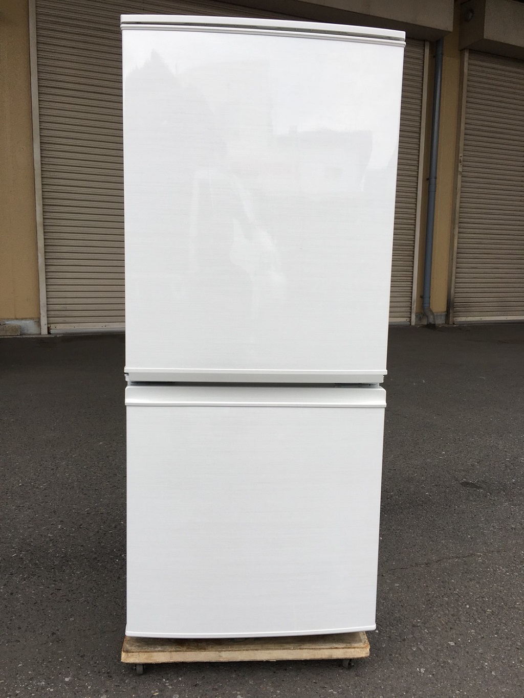 シャープ製のノンフロン冷凍冷蔵庫（SJ-D14C-W）の正面