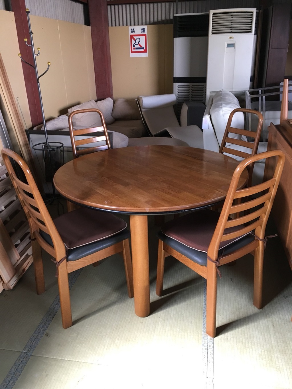 木製のテーブル