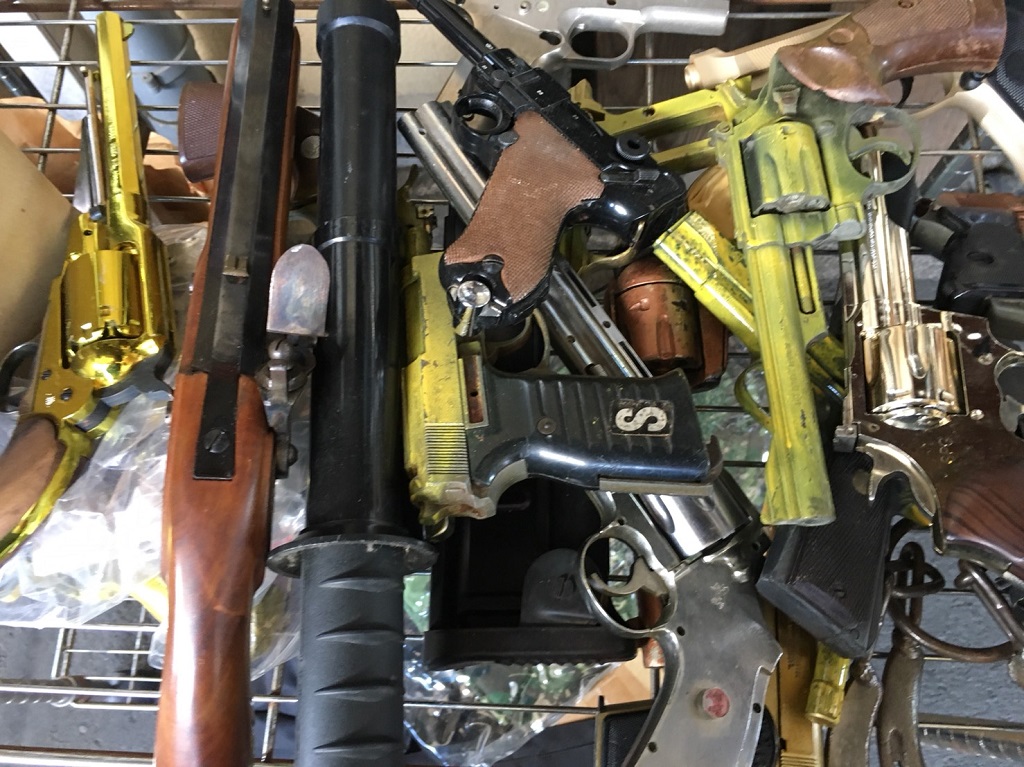 古いおもちゃの銃やピストル