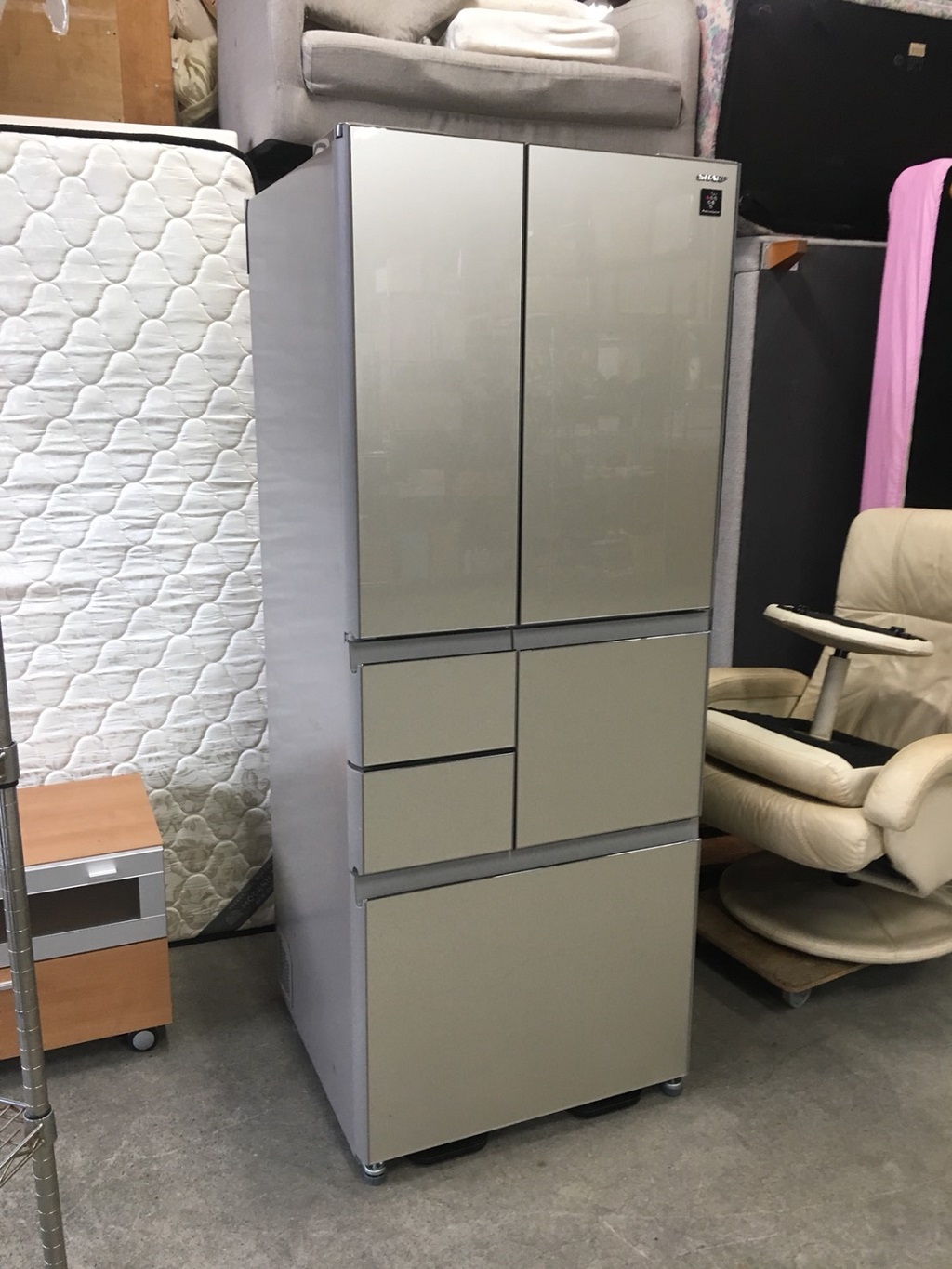シャープ製の6ドア冷蔵庫（SJ-GT47A-N）