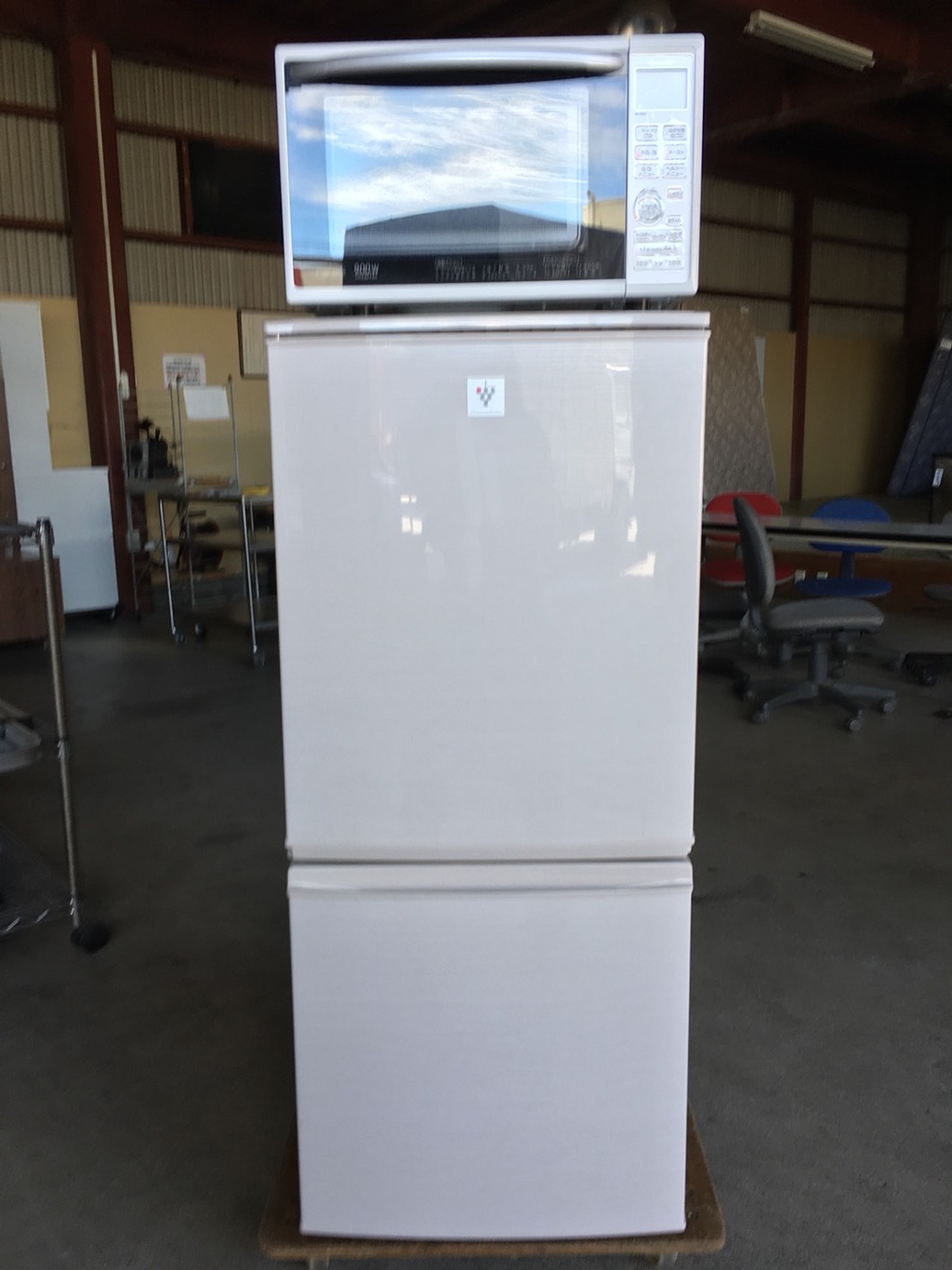 シャープ製の冷蔵庫と電子レンジ