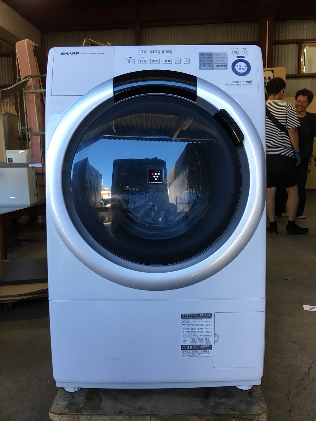シャープ製のドラム式電気洗濯機（ES-S7A-WL）