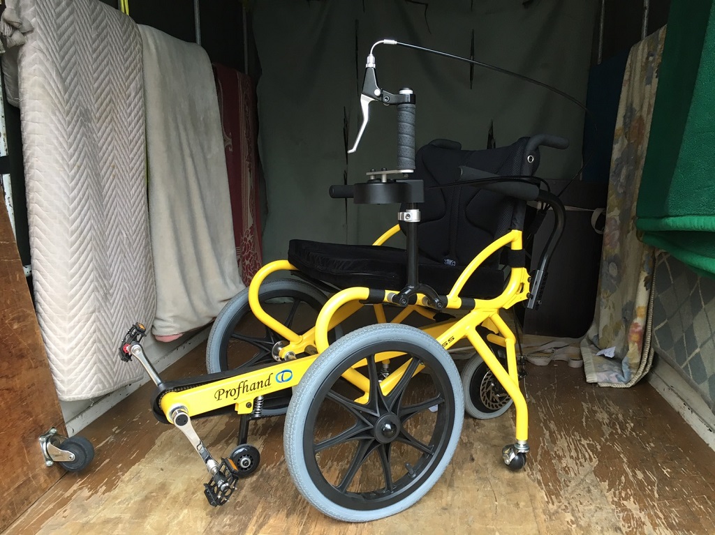 Profhand（プロファンド）の足こぎ車いす