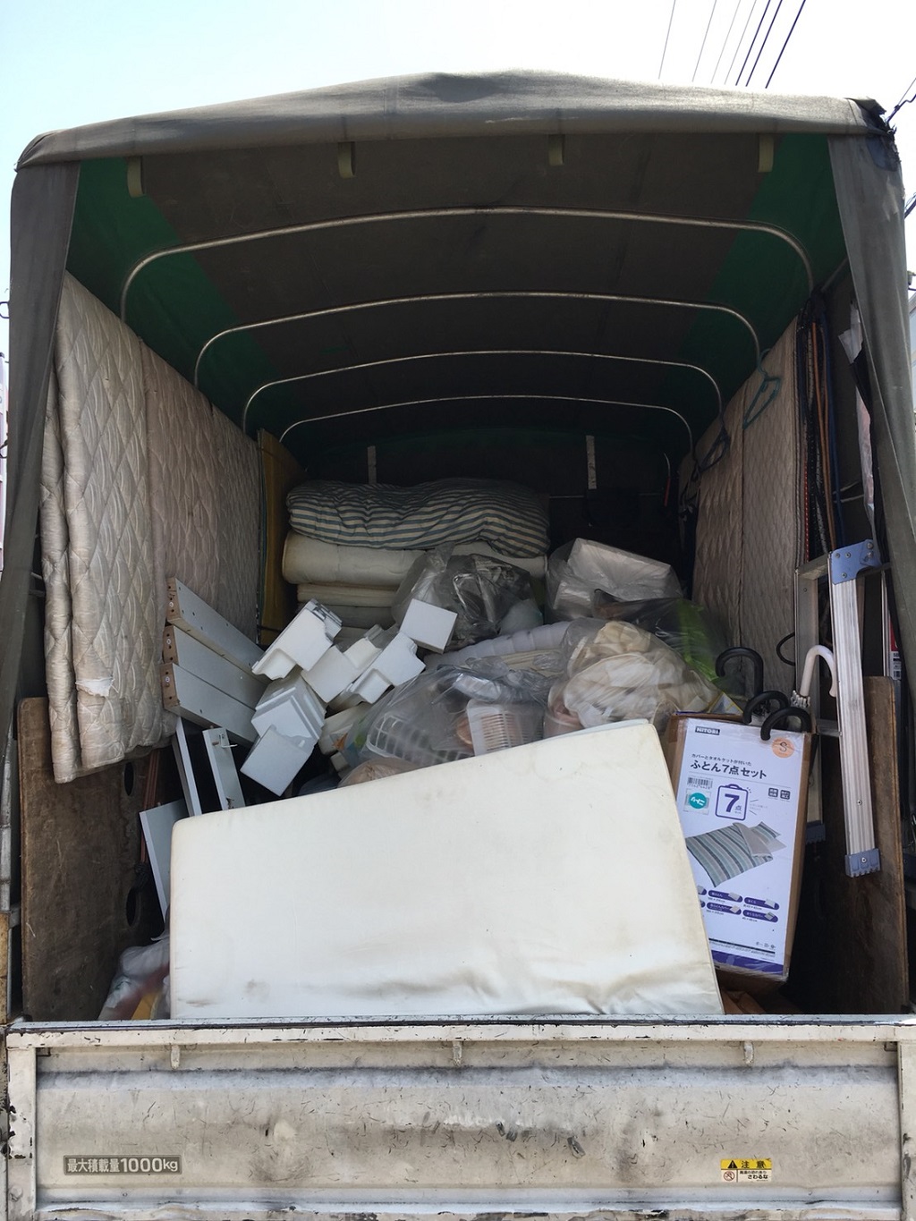 トラックに積み込まれた不用品